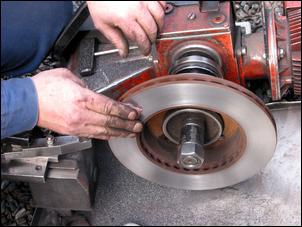 儒安機械剎車盤修復(fù)機現(xiàn)場圖 儒安機械剎車盤修復(fù)機現(xiàn)場圖